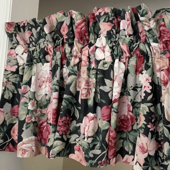 Croscill set of 2 window valances. Roses on black. - Picture 2 of 7